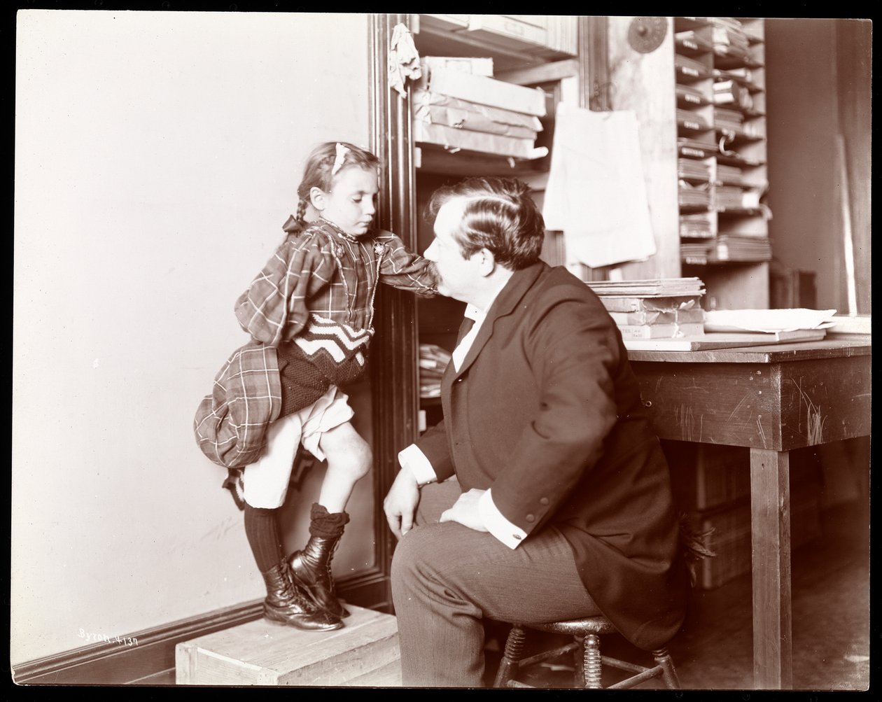 Professor Atkinson, en engelsk bensättare, med en ung kvinnlig patient, 1898 (silvergelatintryck) av Byron Company