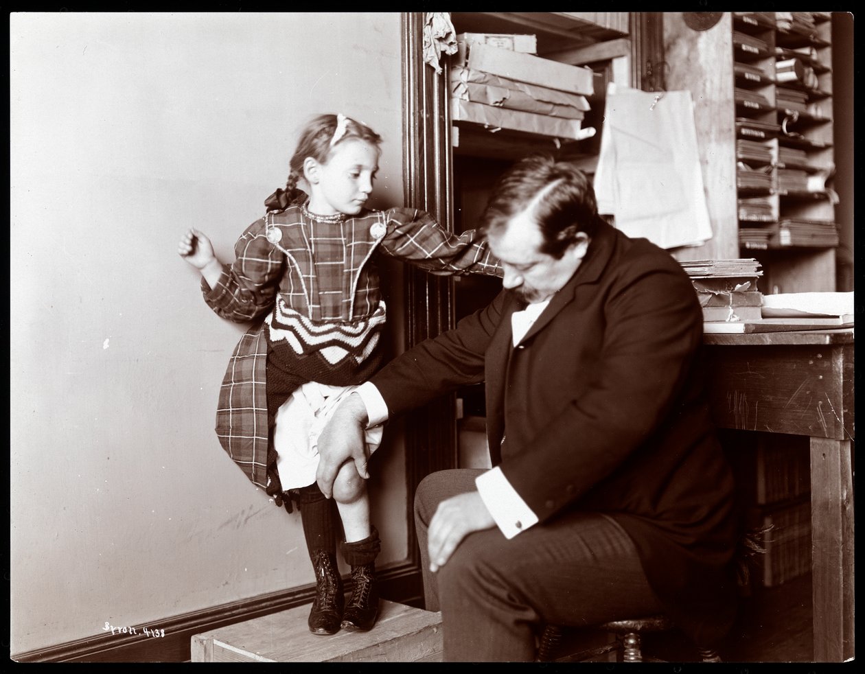 Professor Atkinson, en engelsk bensättare, med en ung kvinnlig patient, 1898 (silvergelatintryck) av Byron Company