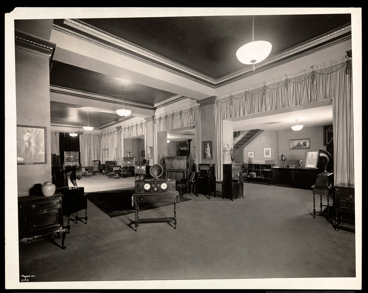 Radiolas arrangerade på golvet i ett Vocalion-försäljningsrum på Aeolian Company, 29 West 42nd Street, New York, 1924 (silvergelatintryck) av Byron Company