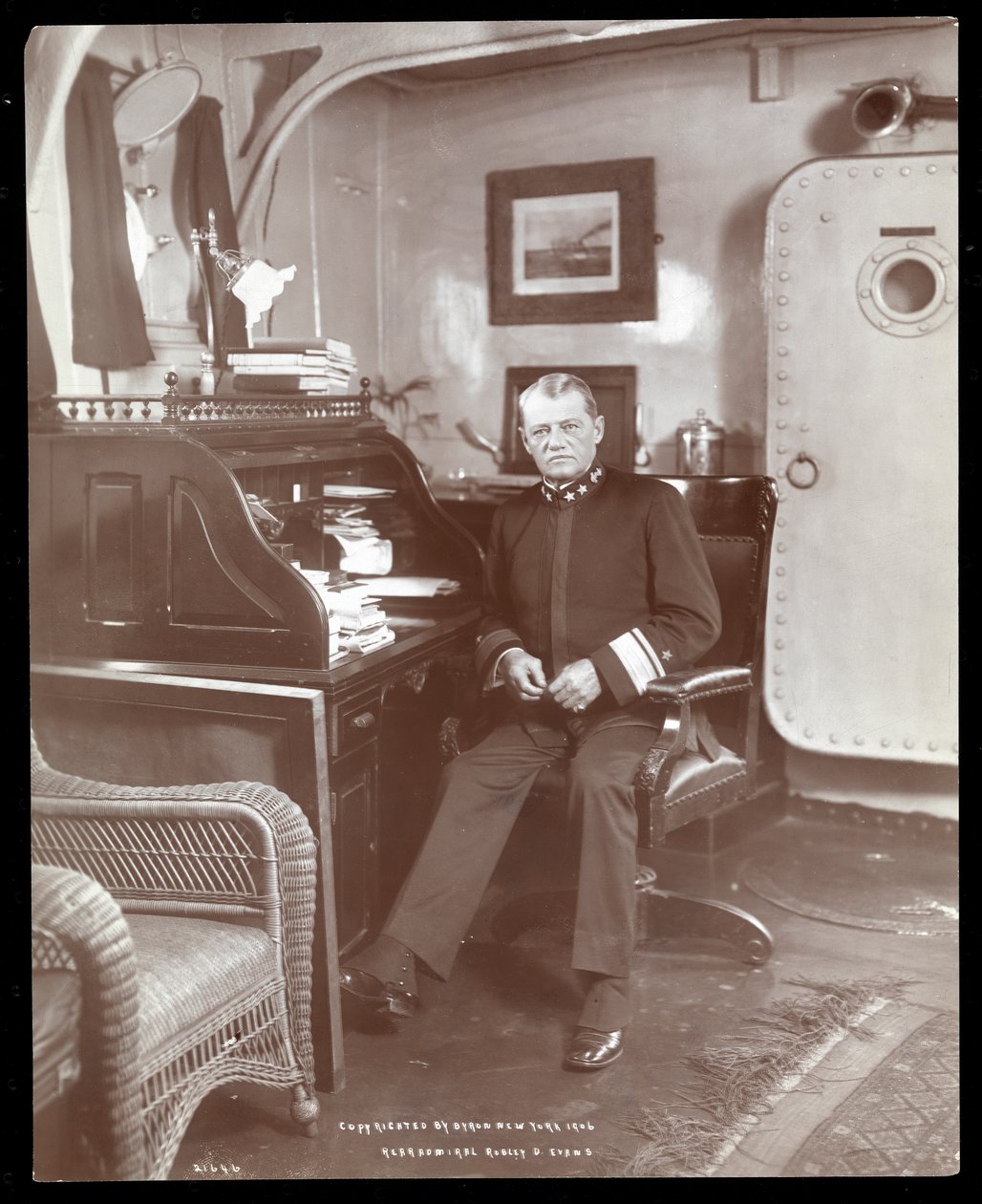 Konteramiral Robley Dunglison Evans ombord på U.S.S. Maine, 1906 (silvergelatintryck) av Byron Company