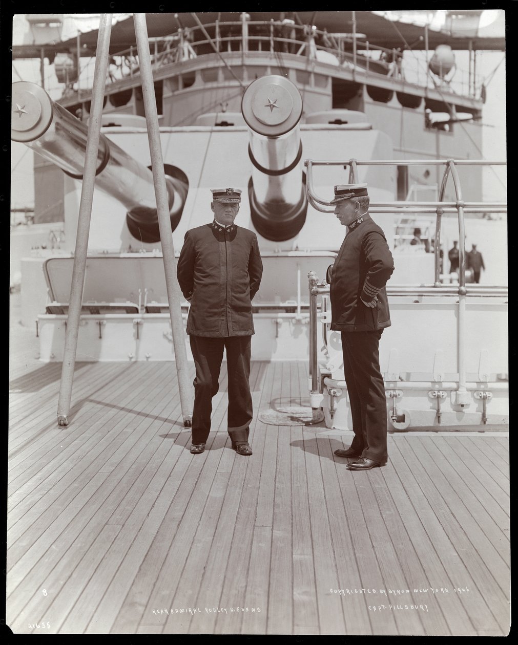 Konteramiral Robley Dunglison Evans och kapten John Elliott Pillsbury på däck på U.S.S. Marine, 1906 (silvergelatintryck) av Byron Company