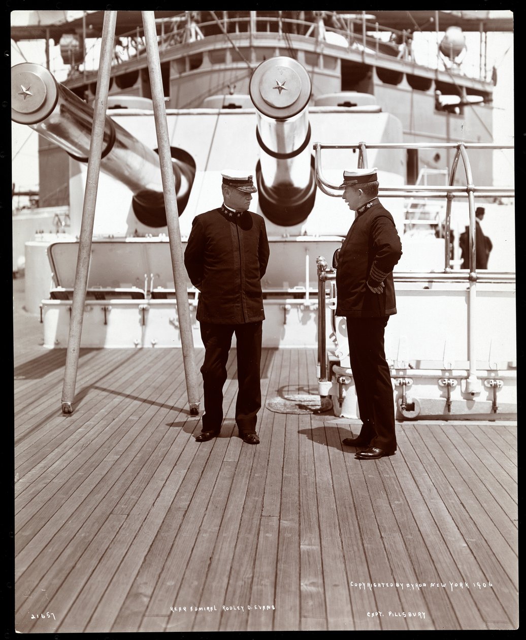 Konteramiral Robley Dunglison Evans och kapten John Elliott Pillsbury på däcket av U.S.S. Marine, 1906 (silvergelatintryck) av Byron Company
