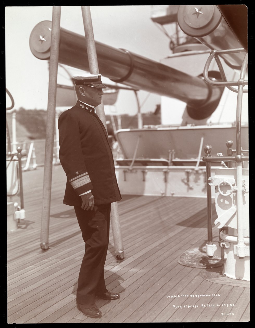 Konteramiral Robley Dunglison Evans på däck på U.S.S. Maine, 1906 (silvergelatintryck) av Byron Company