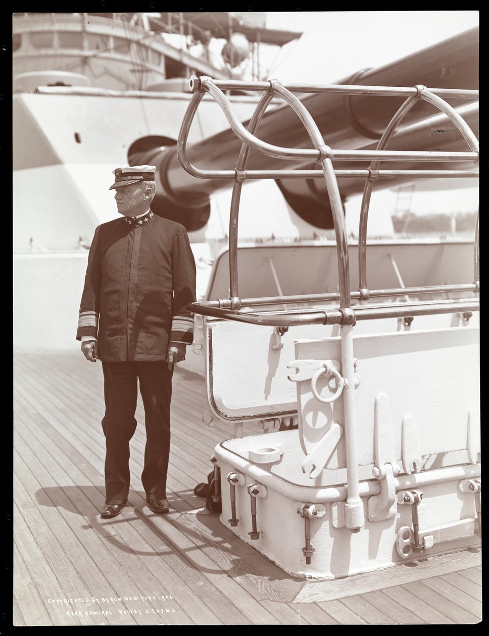 Konteramiral Robley Dunglison Evans på däcket av U.S.S. Maine, 1906 (silvergelatintryck) av Byron Company