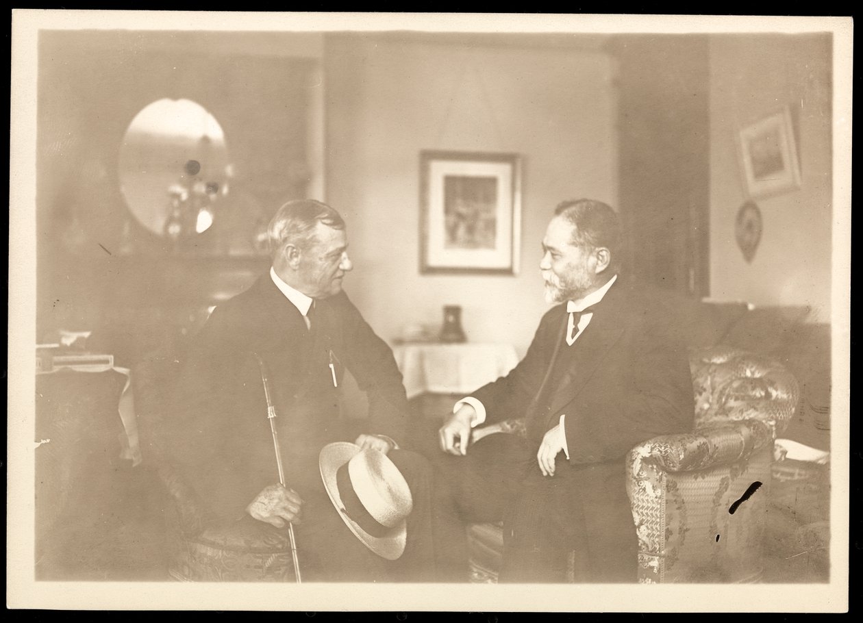 Konteramiral Robley Dunglison Evans sittande med en annan man, 1906 (silvergelatintryck) av Byron Company