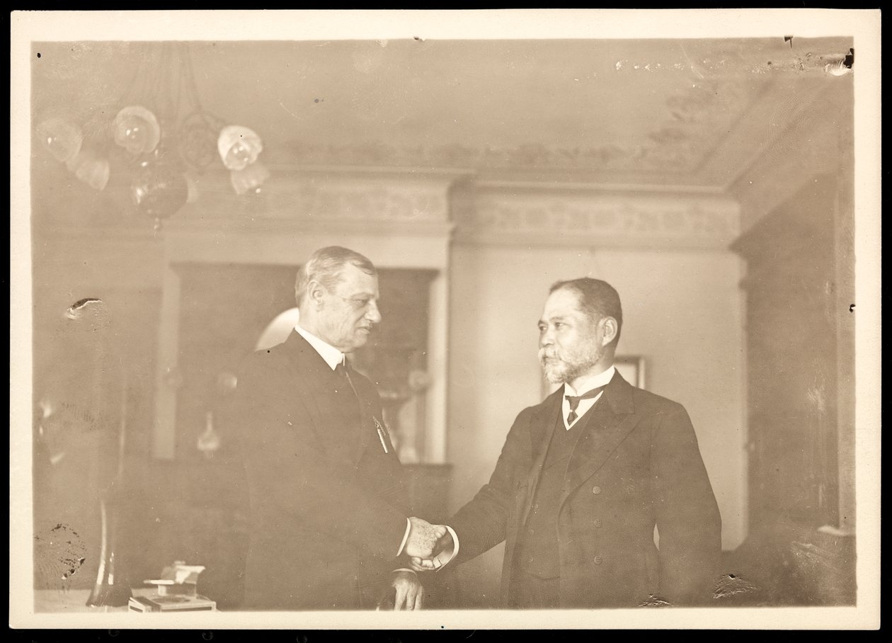 Konteramiral Robley Dunglison Evans skakar hand med en annan man, 1906 (silvergelatintryck) av Byron Company