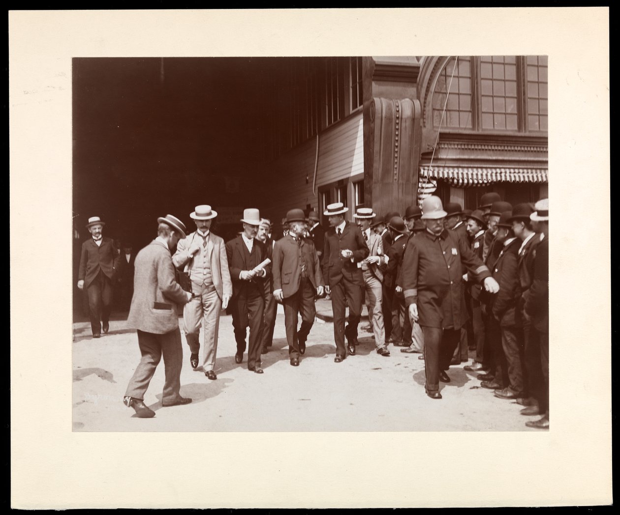 Richard Croker med folkmassa, 1899 (silvergelatintryck) av Byron Company