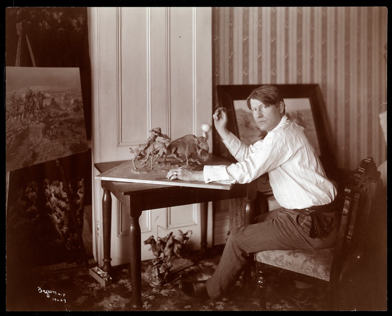 Russell the Cowboy Artist, 1905 (silvergelatintryck) av Byron Company