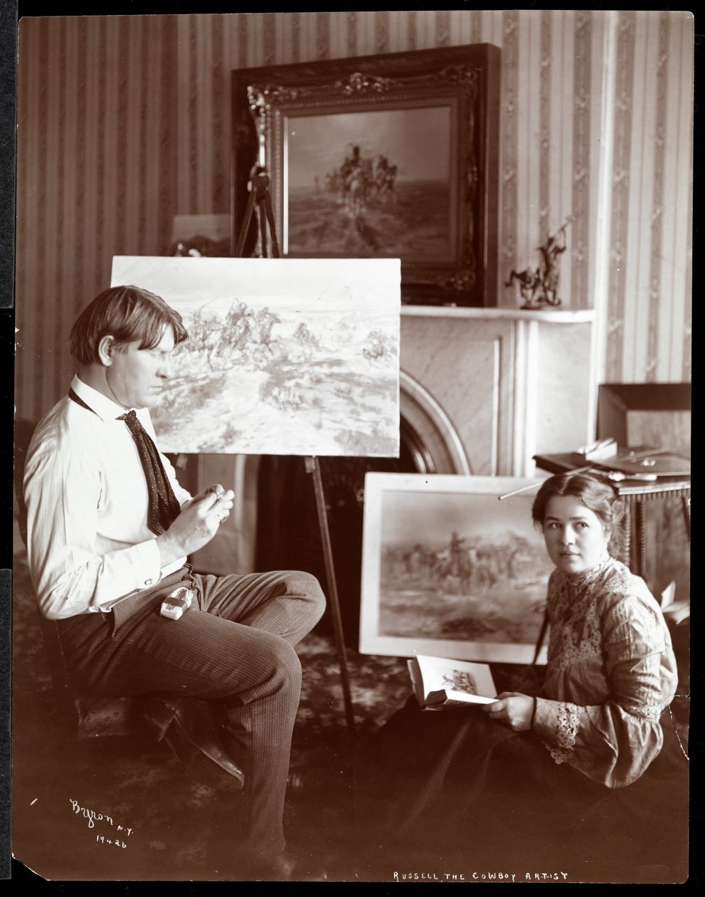 Russell the Cowboy Artist, 1905 (silvergelatintryck) av Byron Company