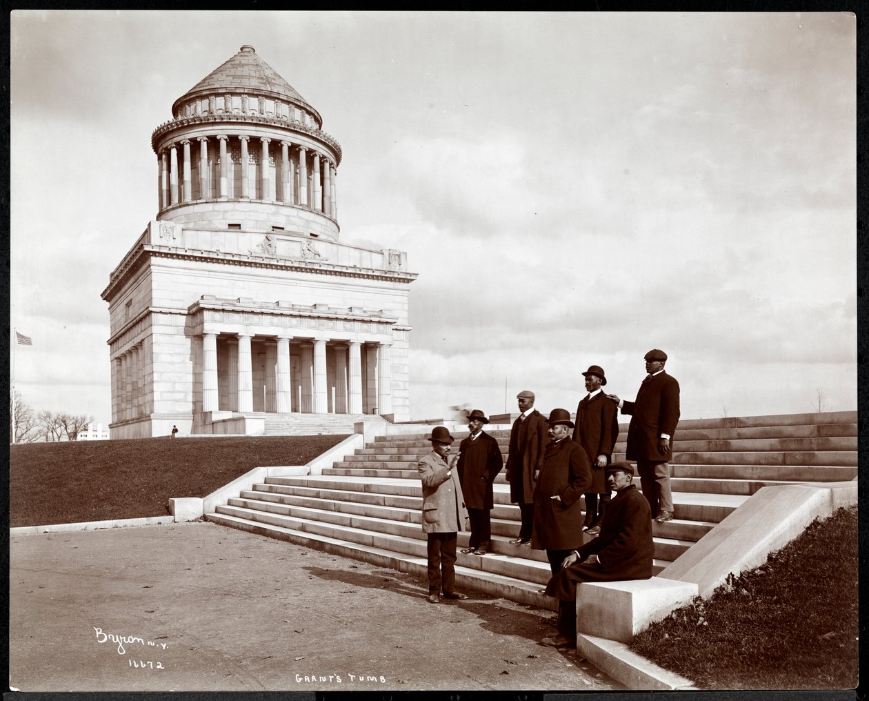 Sju afroamerikanska män går bort från Grants grav på Riverside Drive, New York, 1903 (silvergelatintryck) av Byron Company