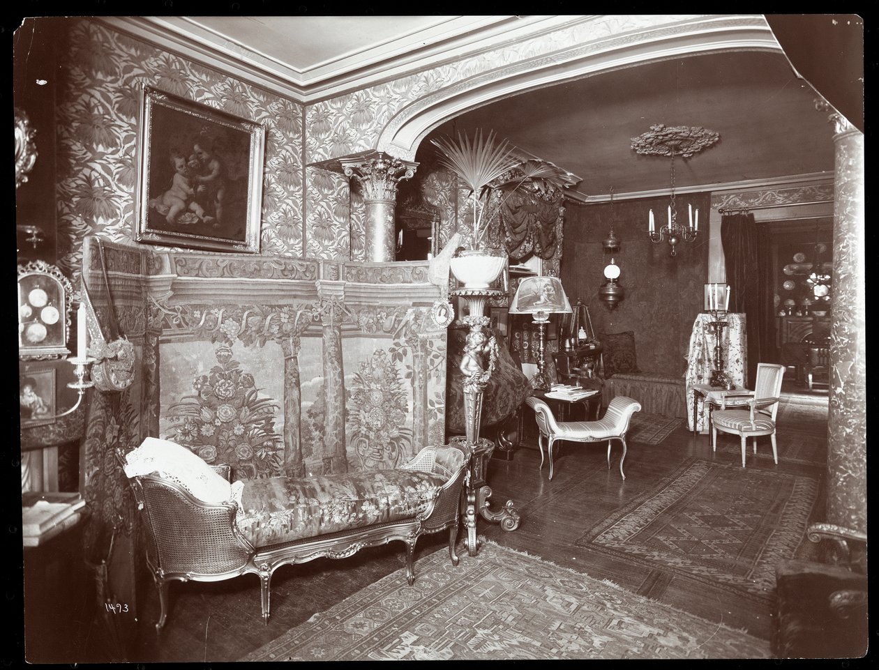Vardagsrum i Elsie de Wolfes bostad på 122 East 17th Street, New York, 1895 eller 1896 (silvergelatintryck) av Byron Company