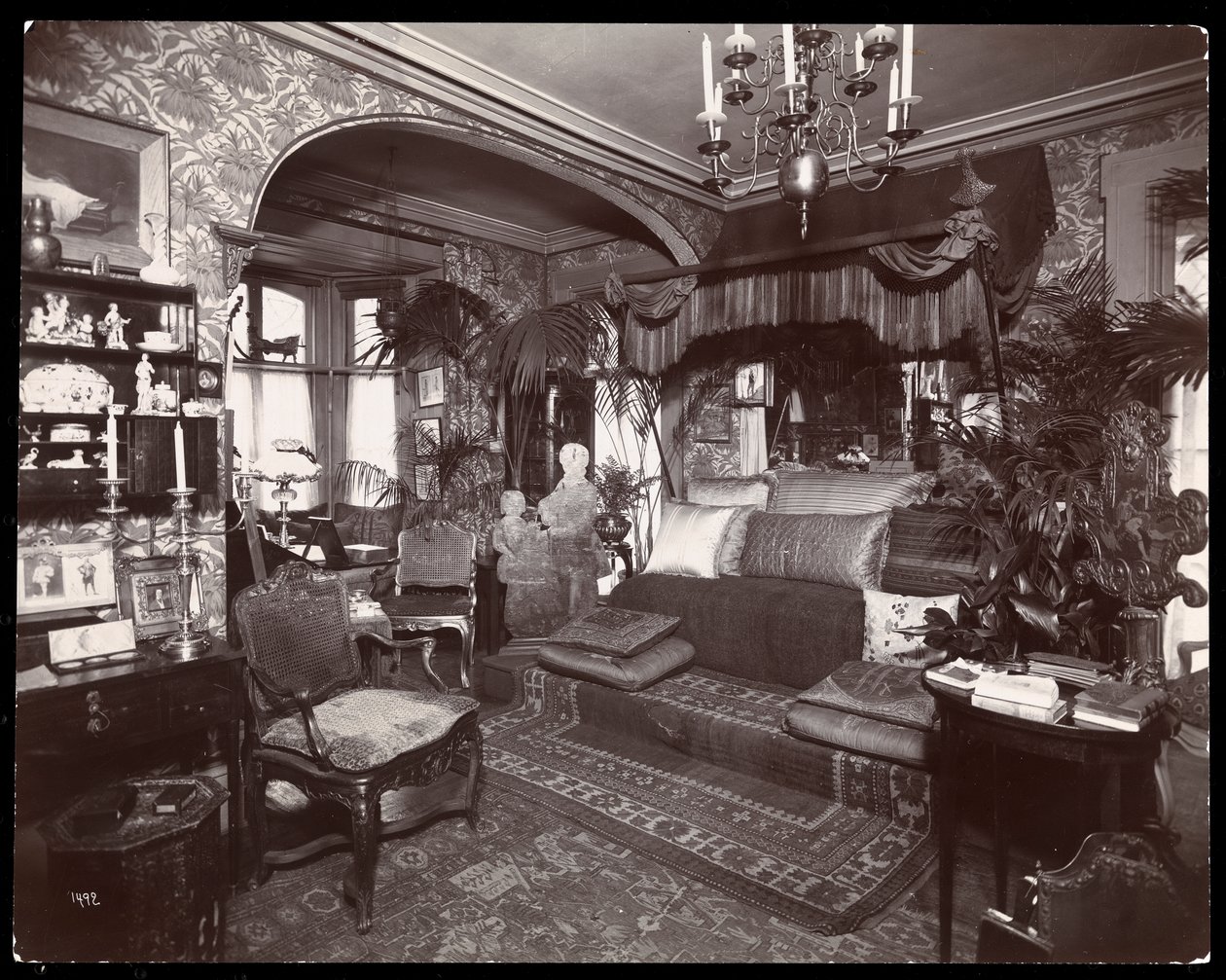 Vardagsrum i Elsie de Wolfes bostad på 122 East 17th Street, New York, 1895 eller 1896 (silvergelatintryck) av Byron Company
