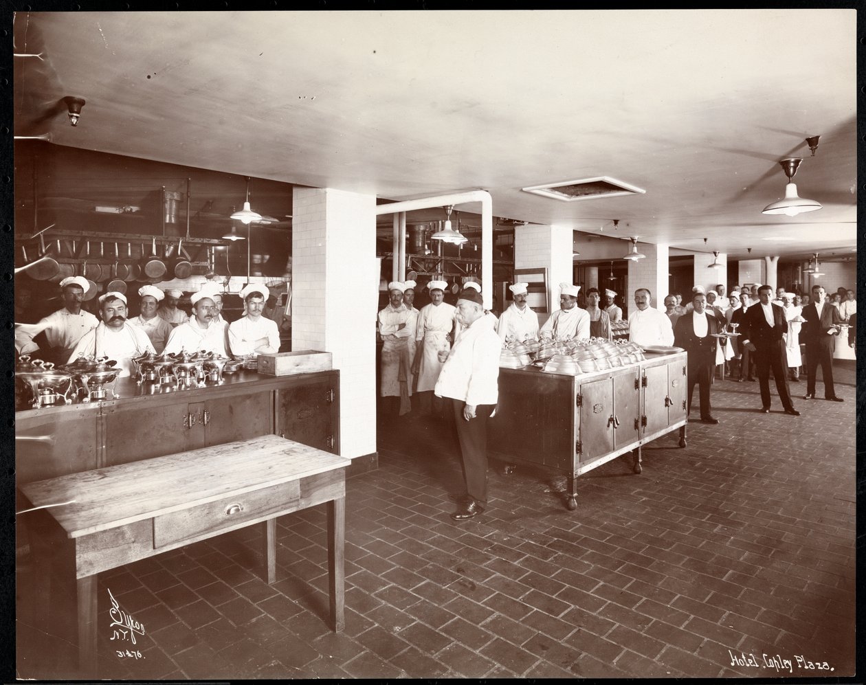 Personal i köket på Copley Plaza hotel, Boston, 1912 eller 1913 (silvergelatintryck) av Byron Company
