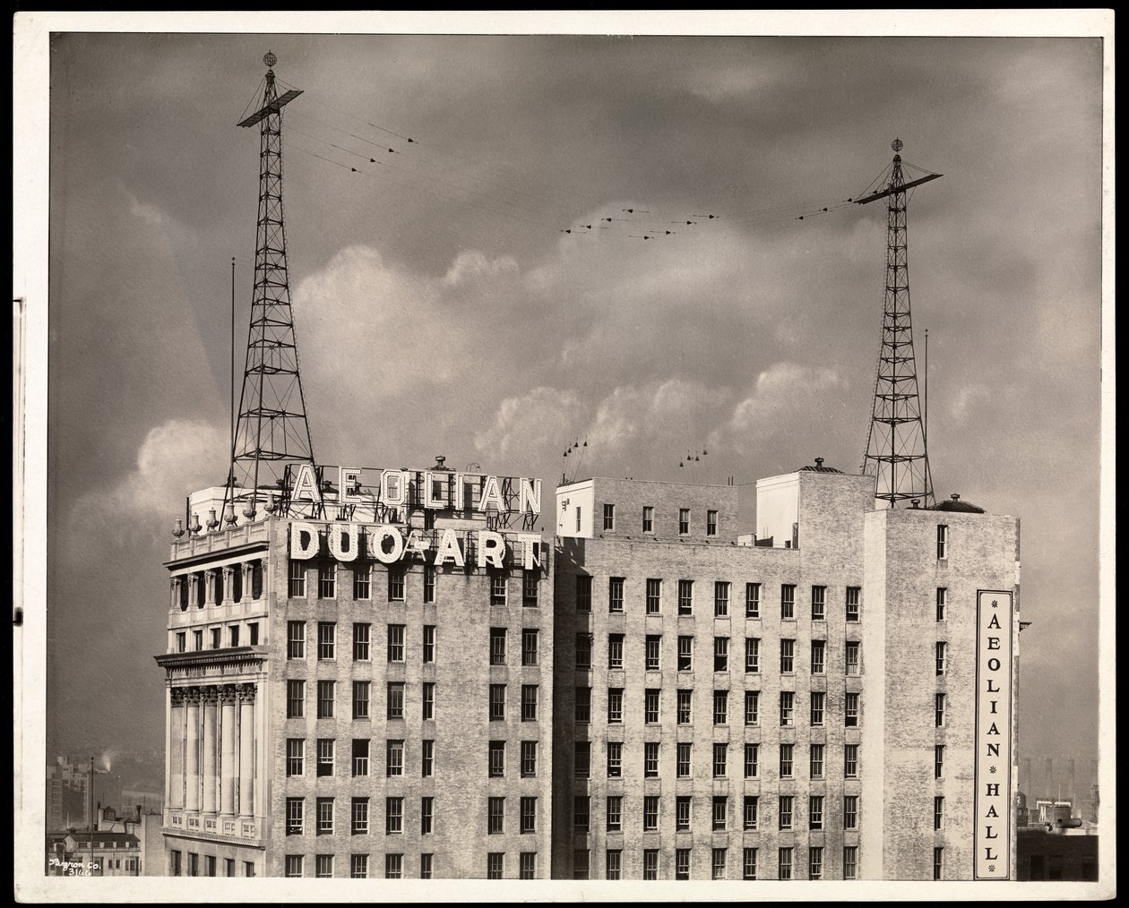 The Aeolian Building, 29 West 42nd Street, New York, 1923 (silvergelatintryck) av Byron Company