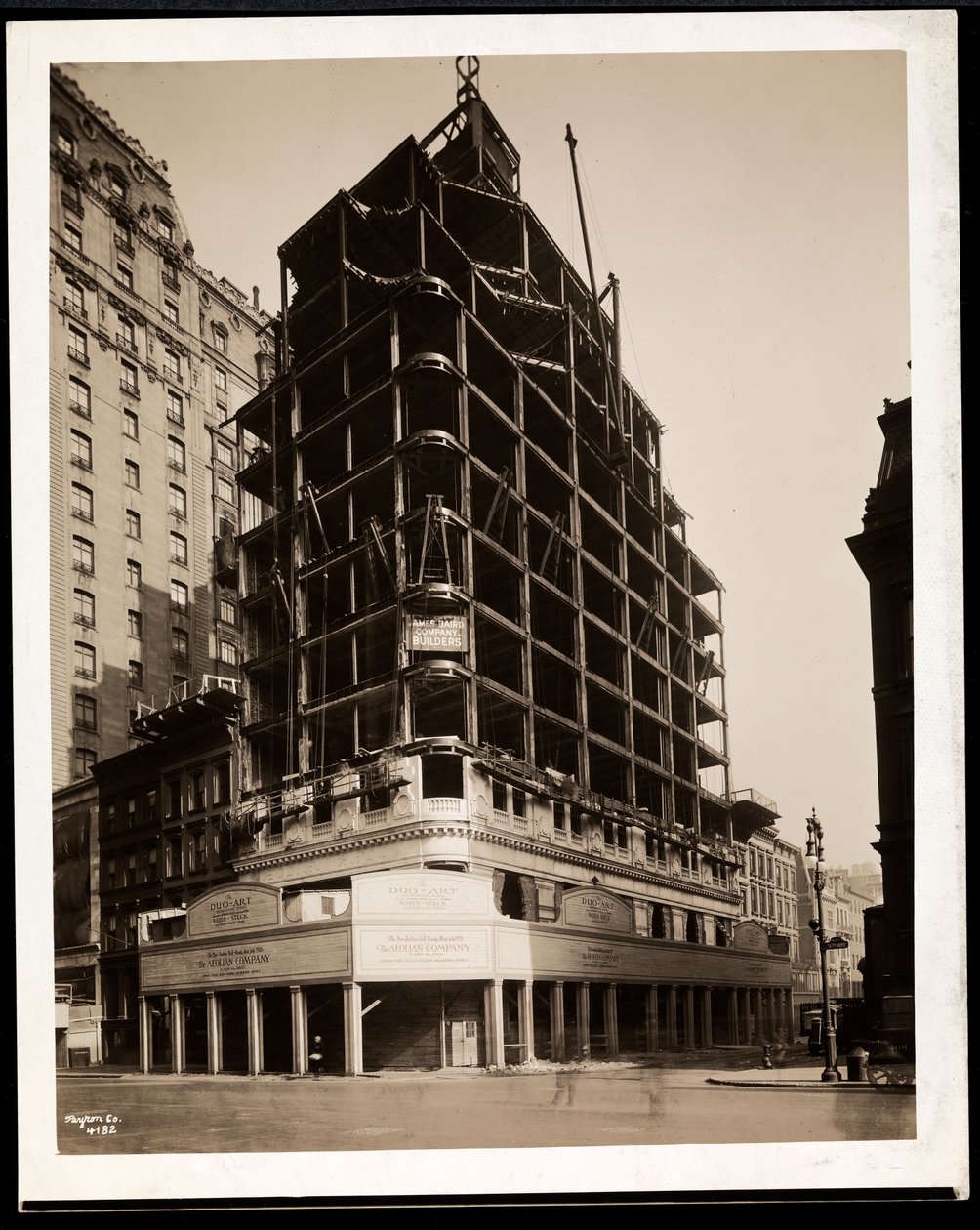 Aeolian Company-byggnaden under uppbyggnad på 5th Avenue och 54th Street, New York, 1926 (silvergelatintryck) av Byron Company
