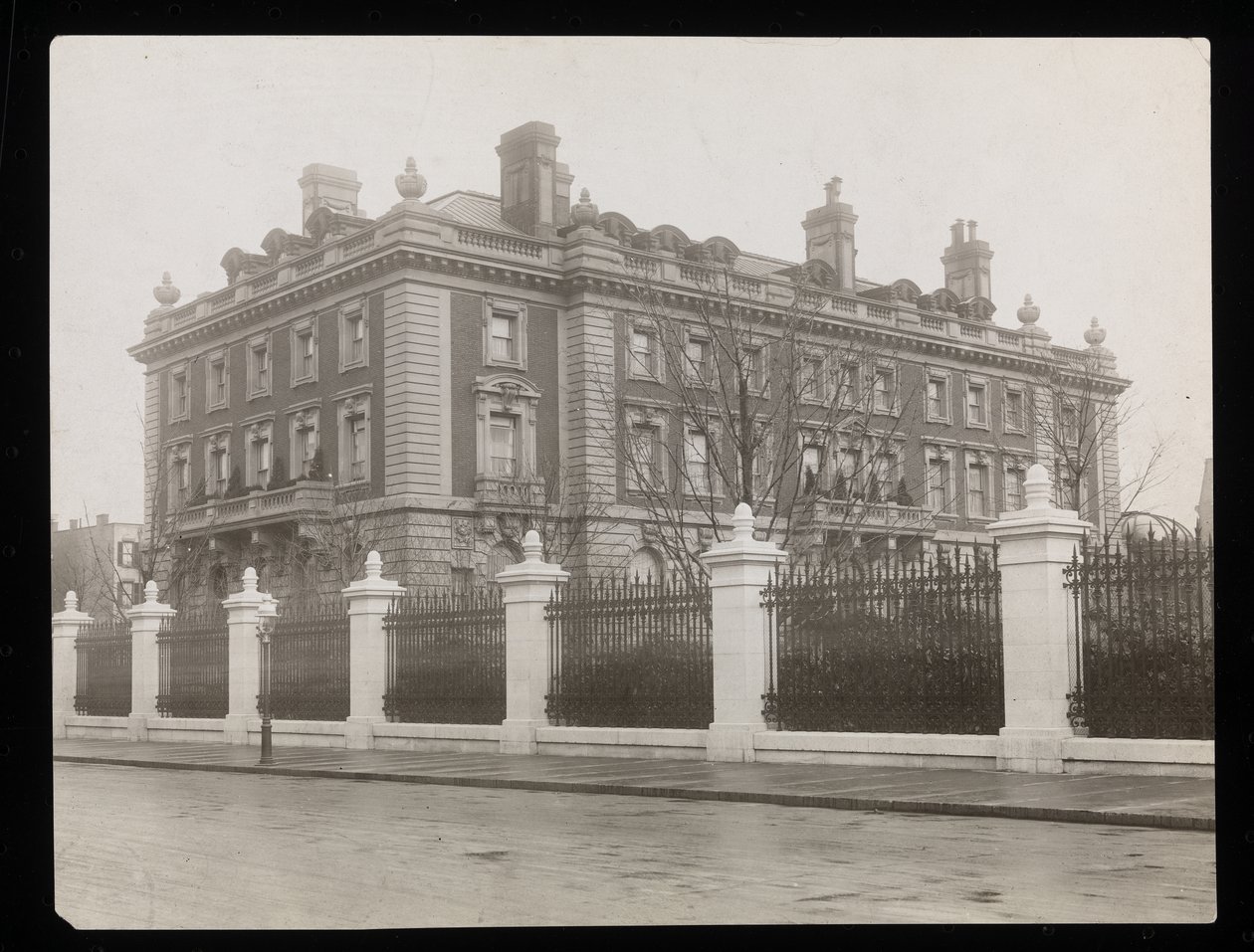 Andrew Carnegie herrgård från 5th Avenue på 91st Street, New York, ca 1906 (silvergelatintryck) av Byron Company