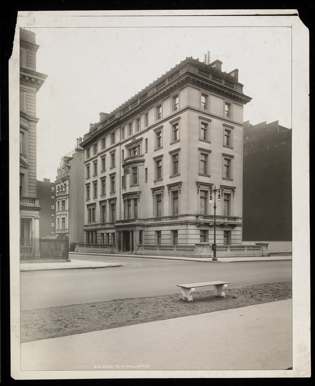 B.N. Duke residence på 5th Avenue och East 89th Street, New York, 1921 (silvergelatintryck) av Byron Company