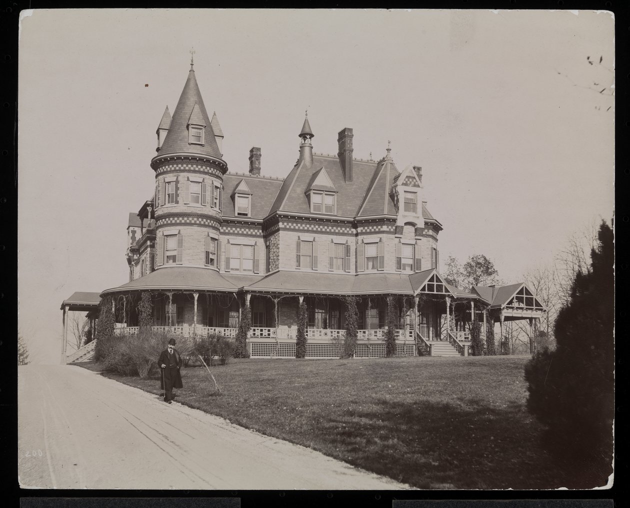 Edwin Goulds residens i Rhinecliffe eller Rhinebeck, New York, 1893-94 (silvergelatintryck) av Byron Company