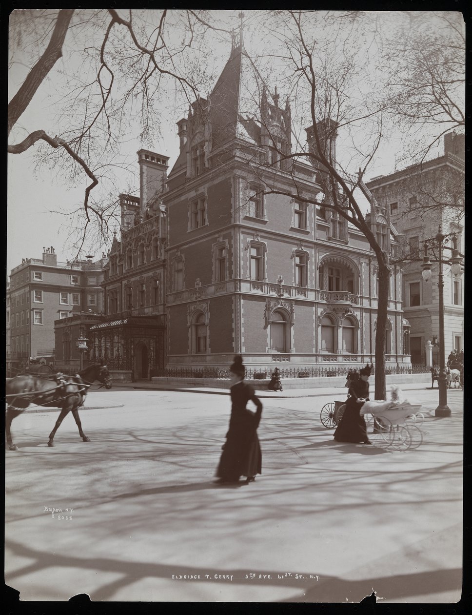 Elbridge Thomas Gerrys residens på 61st Street, från andra sidan 5th Avenue, New York, 1899 eller 1900 (silvergelatintryck) av Byron Company