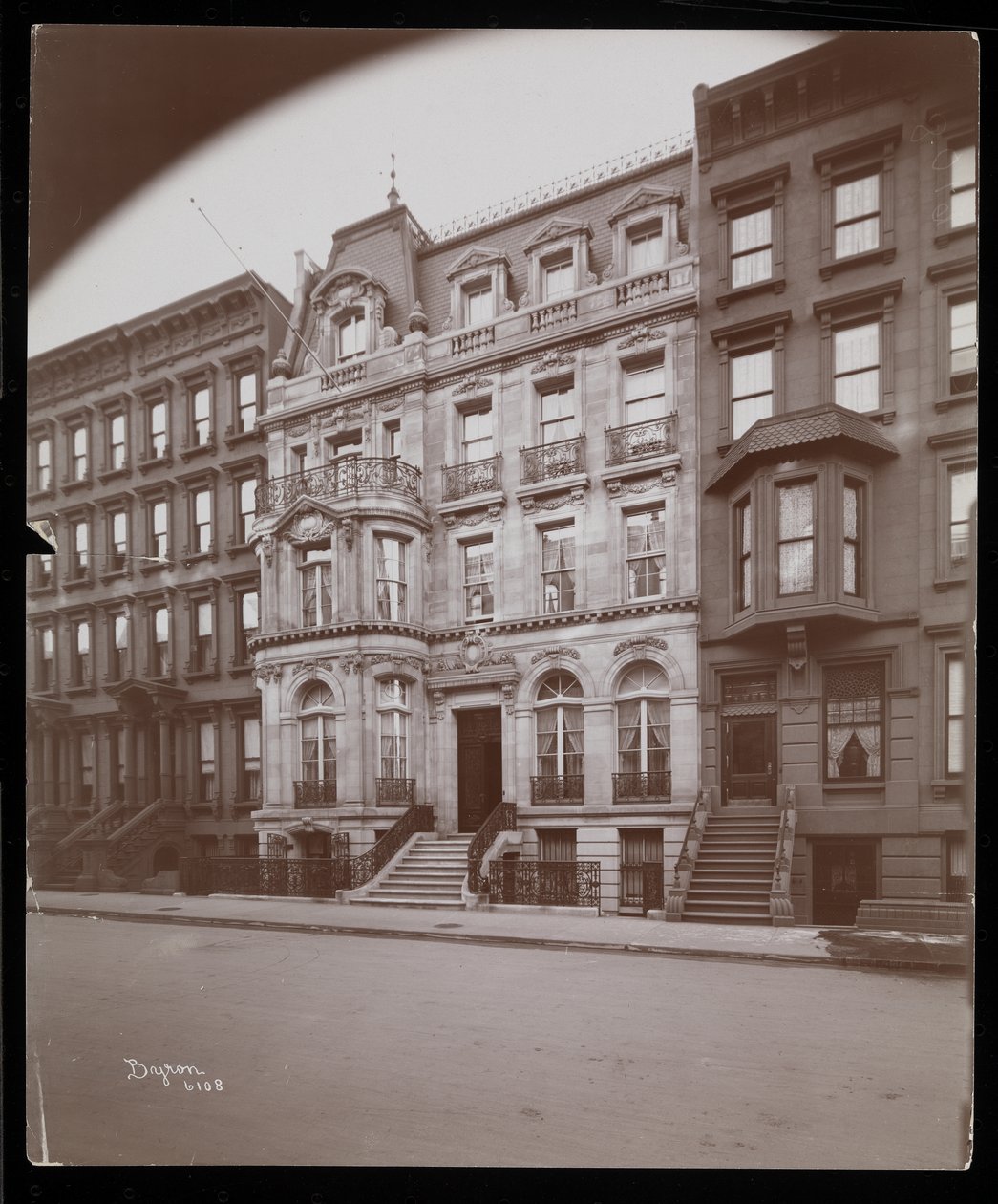 John D. Crimmins residens på 40 East 68th Street, New York, 1898 (silvergelatintryck) av Byron Company