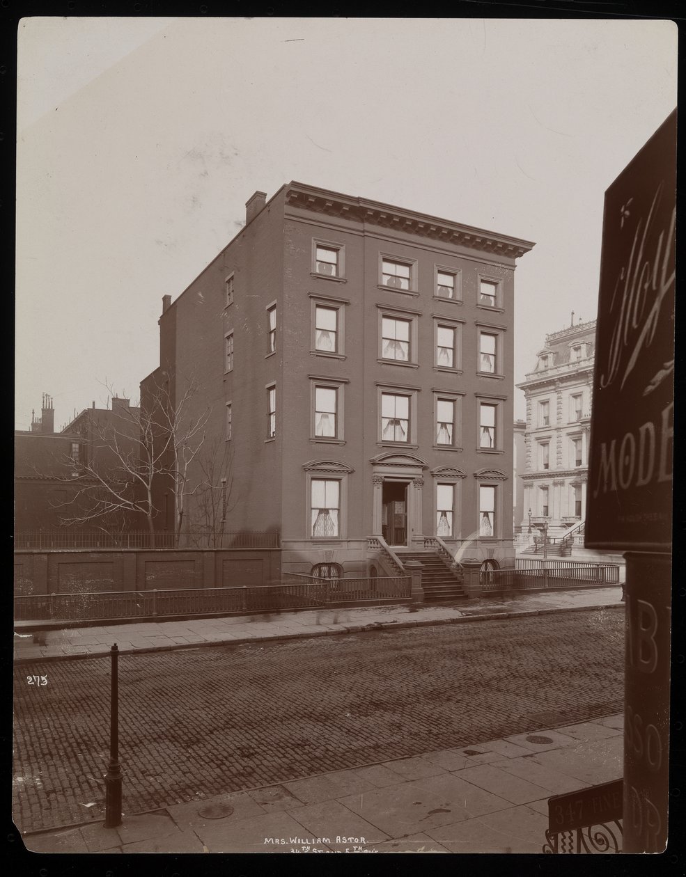 The Mrs. William Astors residens, 5th Avenue och 34th Street, New York, 1894 (silvergelatintryck) av Byron Company