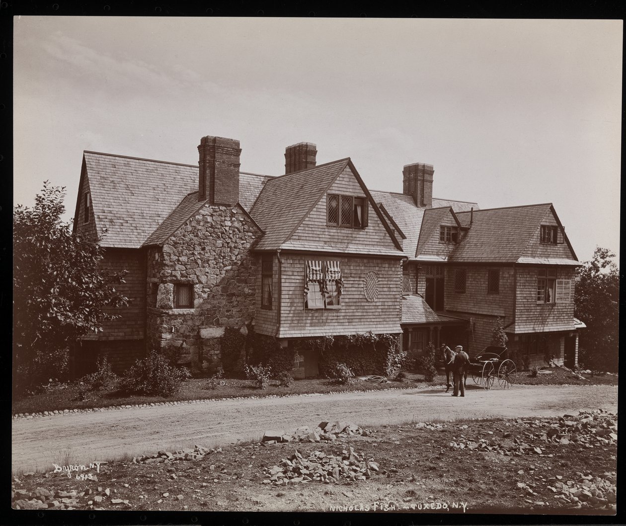 Nicholas Fish-residenset och körningen i Tuxedo Park, New York, 1899 (silvergelatintryck) av Byron Company