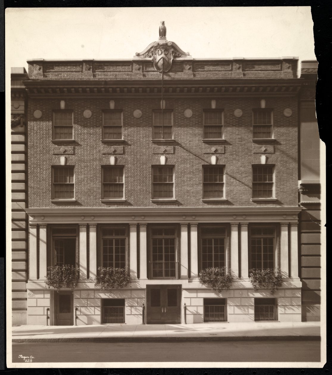 Phi Gamma Delta Club, 44 West 44th Street, New York, 1919 (silvergelatintryck) av Byron Company