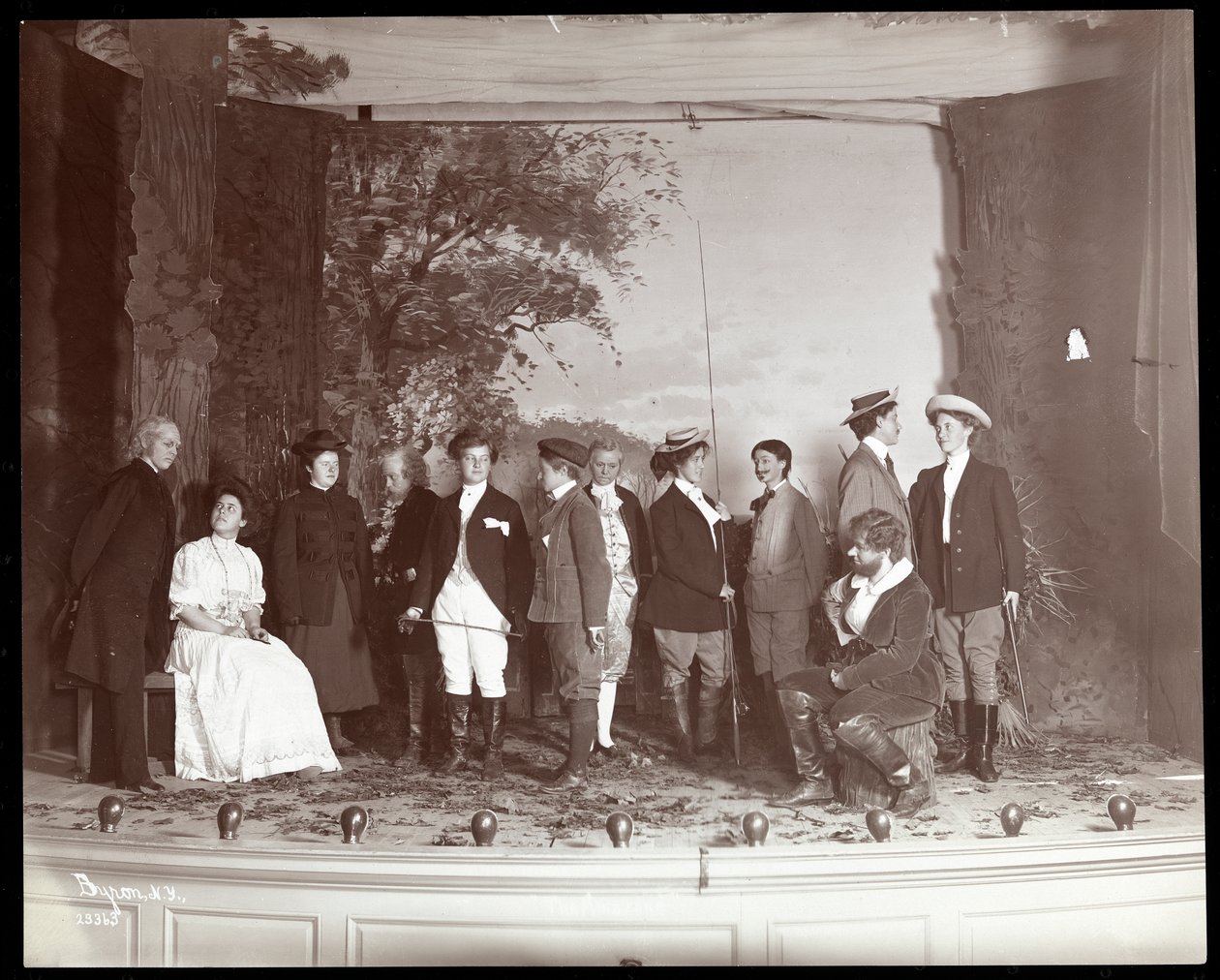 Rollbesättningen på scenen i kostym från en amatöruppsättning av pjäsen "The Amazons" vid Barnard College, New York (silvergelatinprint) av Byron Company