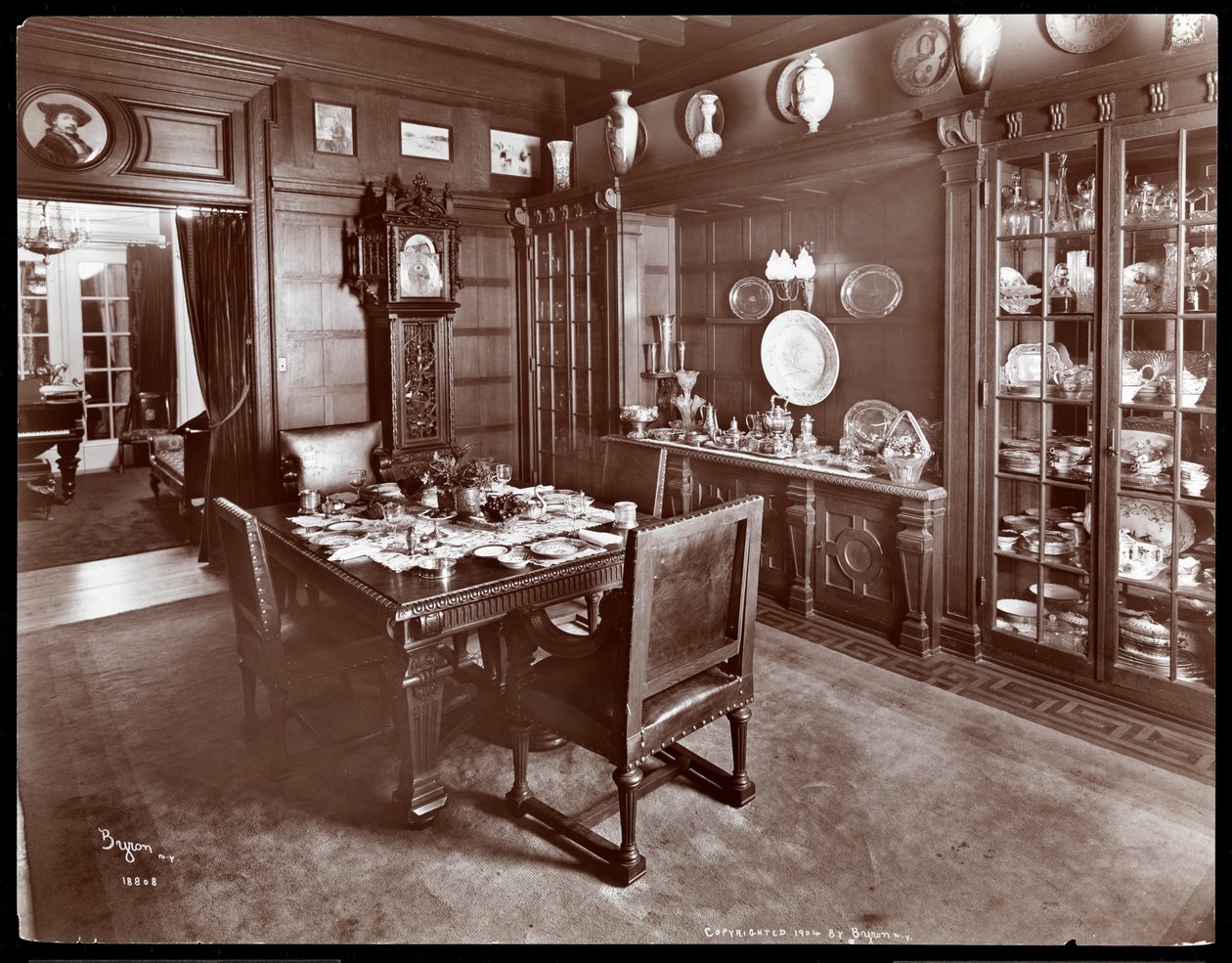 Matsalen i Lillian Russells residens, New York, 1904 (silvergelatintryck) av Byron Company
