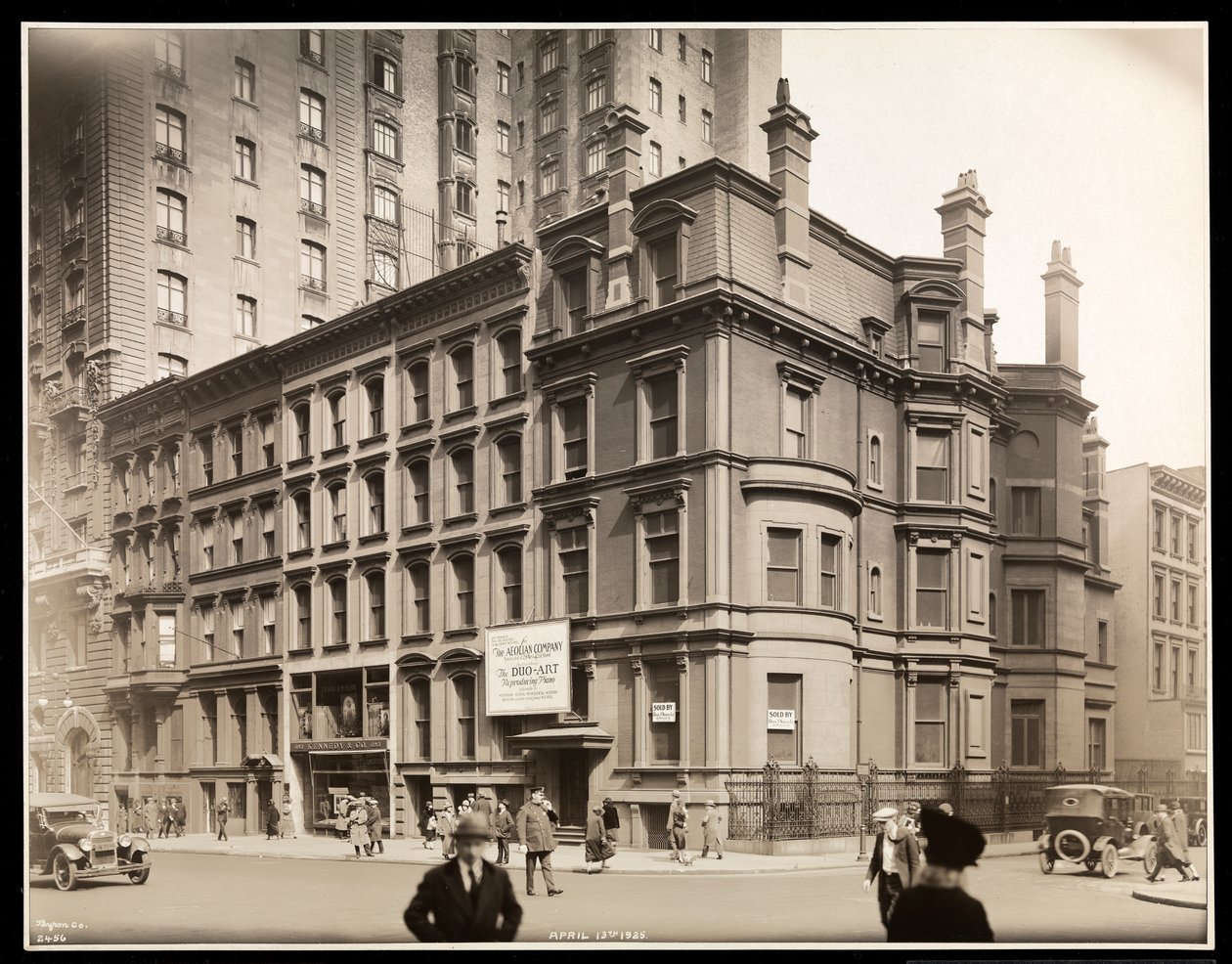 Exteriören av Aeolian Company Building, nordöstra hörnet av 54th Street och Fifth Avenue, New York, 1925 (silvergelatintryck) av Byron Company