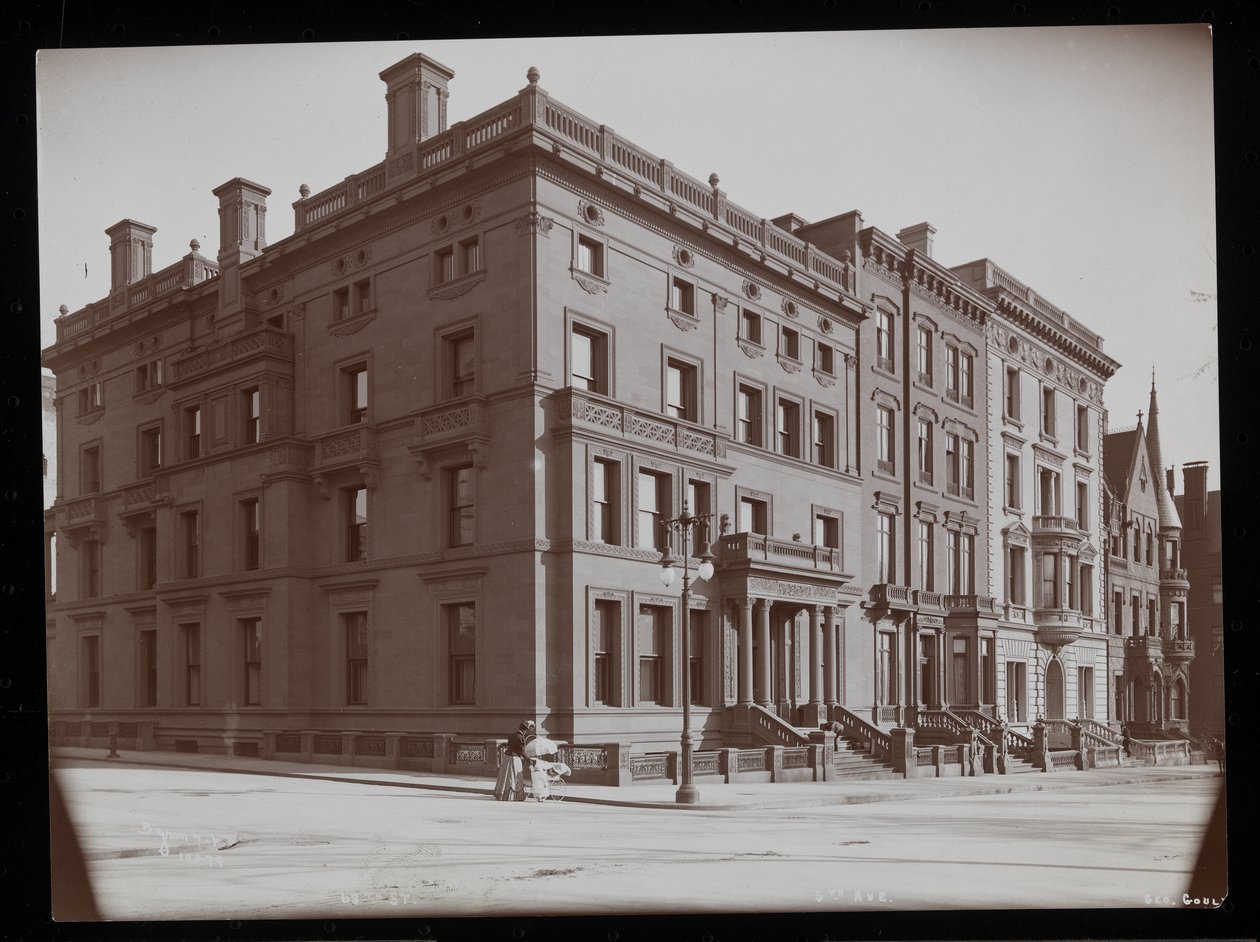 Husen mellan 67th och 68th Streets, inklusive George Goulds residens, New York, 1900-01 (silvergelatintryck) av Byron Company