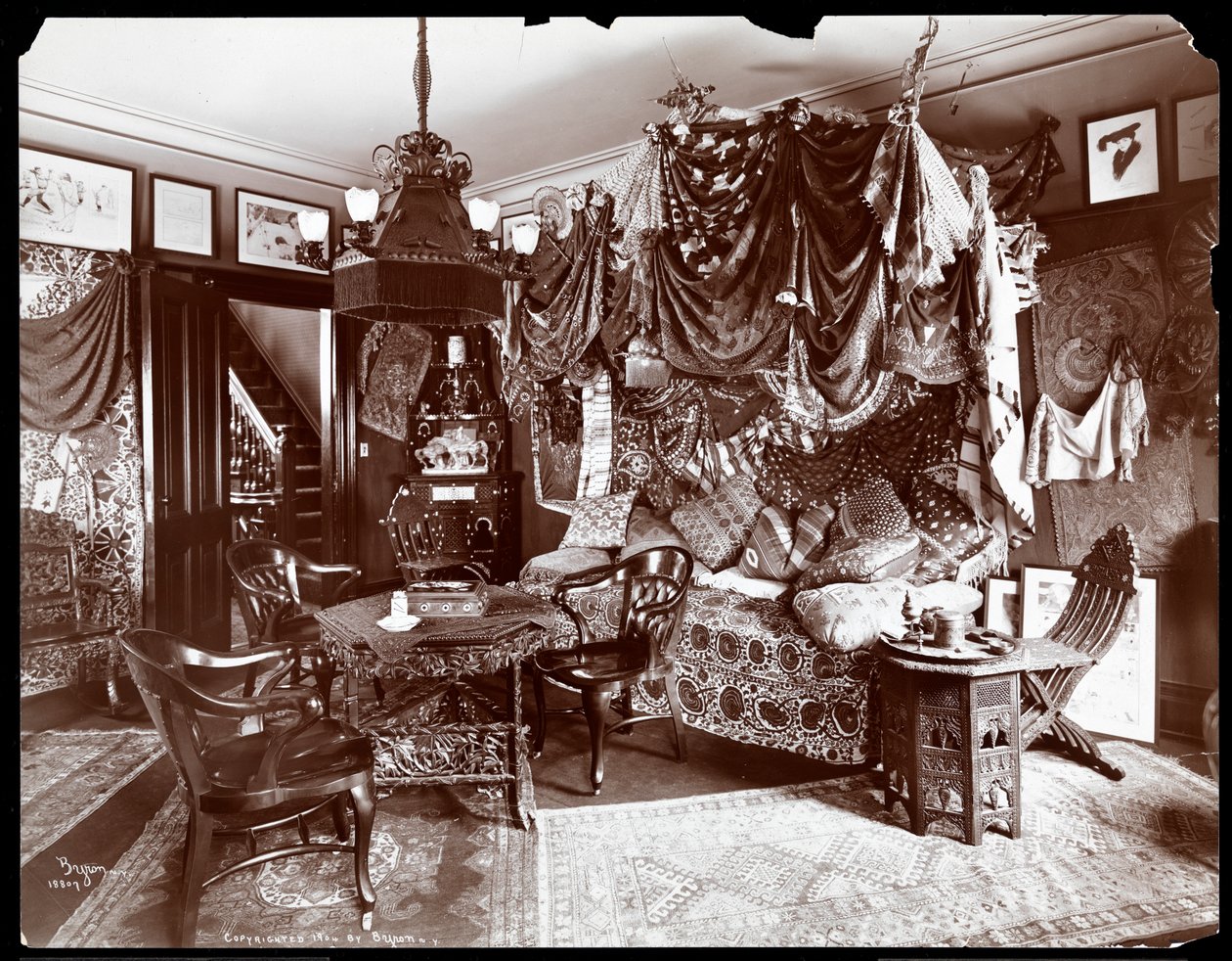 Interiören av Lillian Russells residens, New York, 1904 (silvergelatintryck) av Byron Company