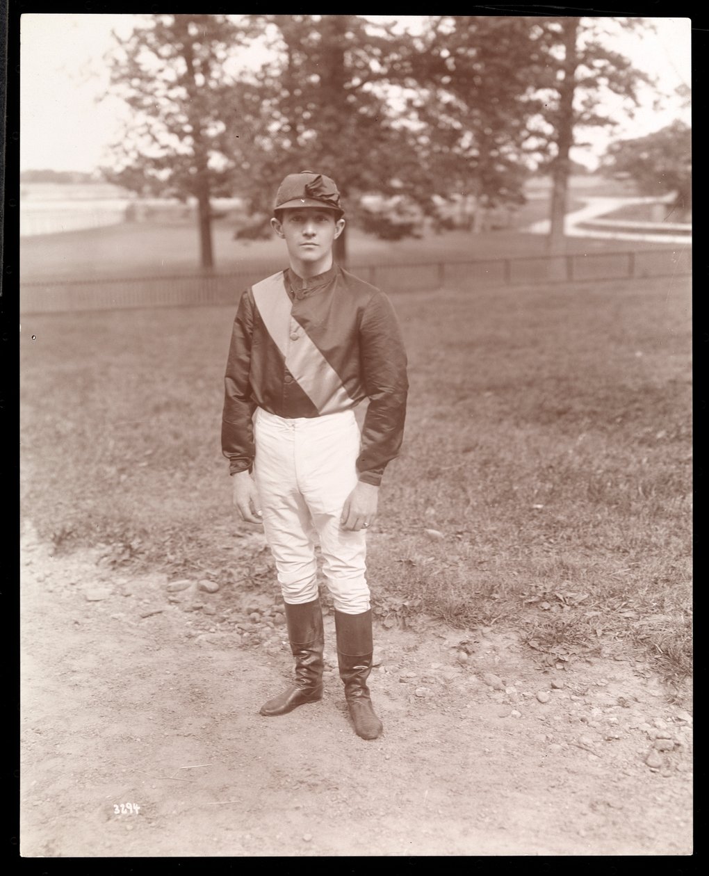 Jockeyn Tod Sloan när han återvände från Europa, 1898 (silvergelatintryck) av Byron Company