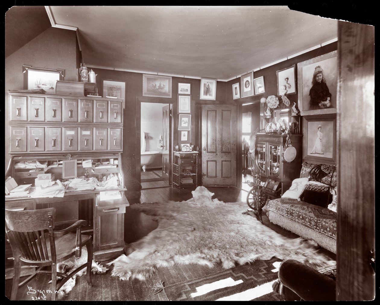 Kontoret i Madame Schumann-Heinks residens, 1906 (silvergelatintryck) av Byron Company