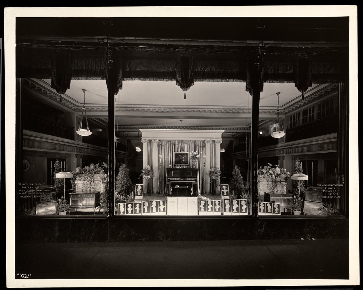 Skyltfönstret för Aeolian Company på 29 West 42nd Street eller 689 Fifth Avenue, New York, 1923 (silvergelatintryck) av Byron Company
