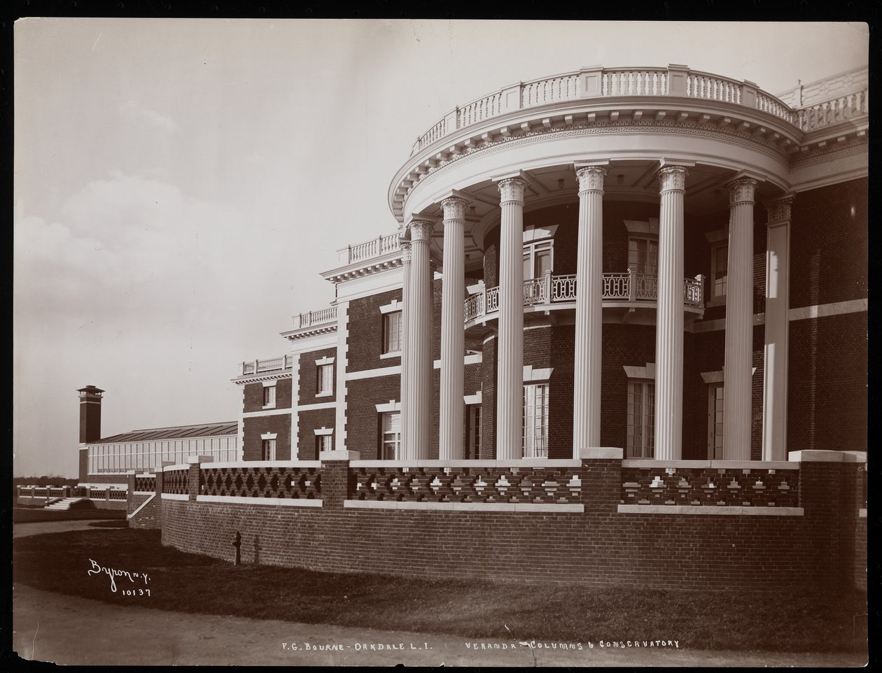 Verandan och vinterträdgården i huvudbyggnaden på F.G. Bournes egendom i Oakdale, Long Island, New York, 1900 (silvergelatintryck) av Byron Company