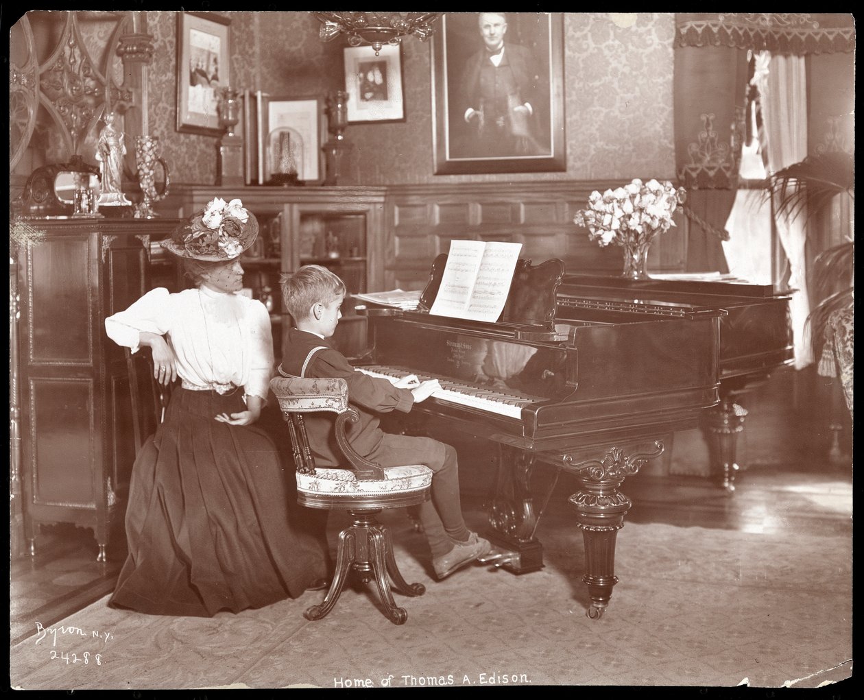 Theodore Edison och hans musiklärare vid pianot, 1907 (silvergelatintryck) av Byron Company
