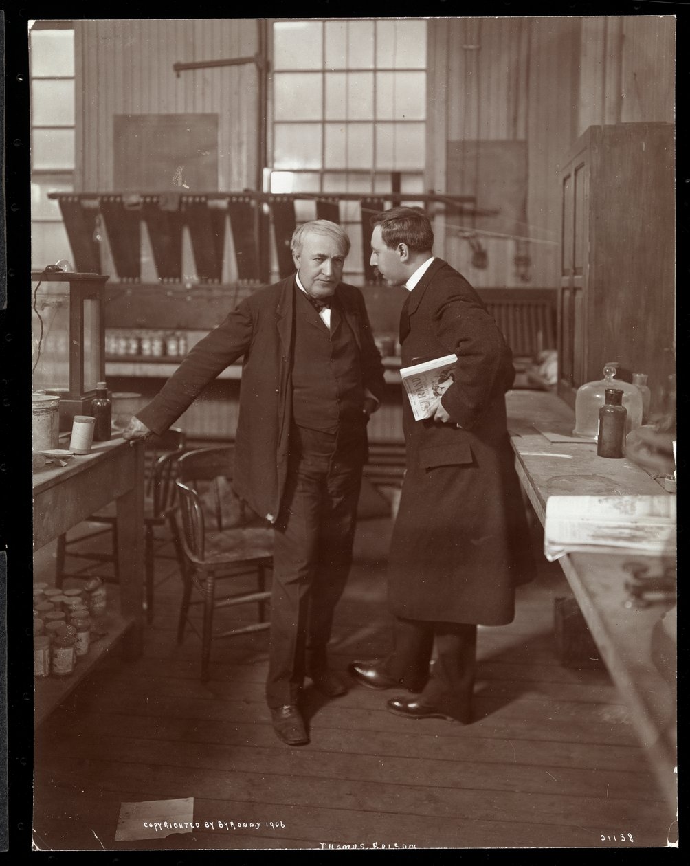 Thomas Edison och en intervjuare i hans laboratorium, 1906 (silvergelatintryck) av Byron Company