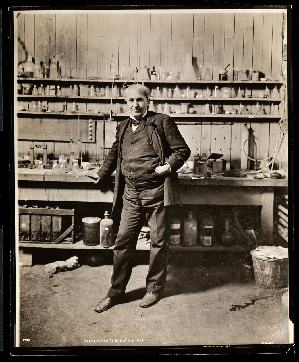 Thomas Edison i sitt laboratorium, 1906 (silvergelatintryck) av Byron Company