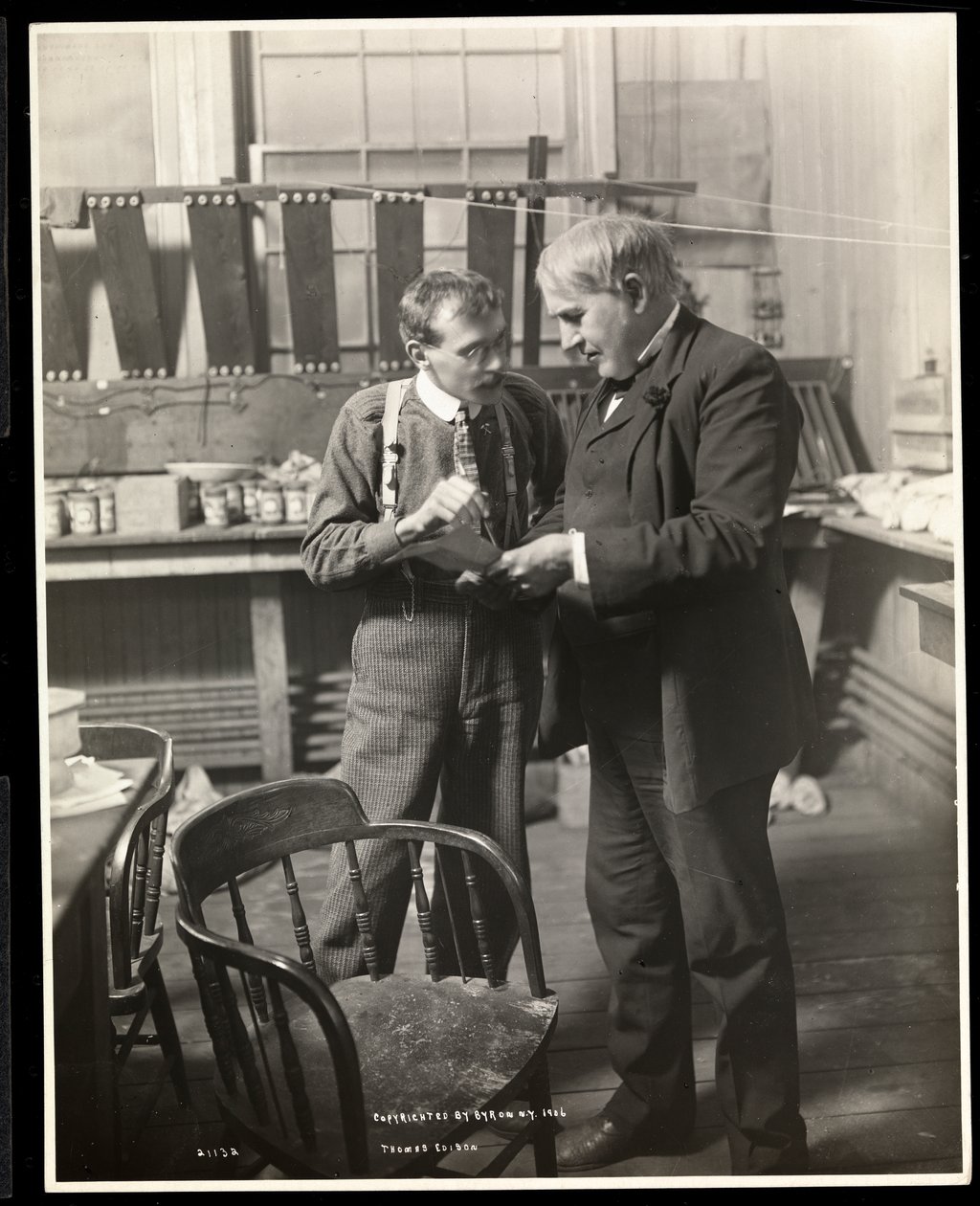 Thomas Edison i sitt laboratorium, 1906 (silvergelatintryck) av Byron Company