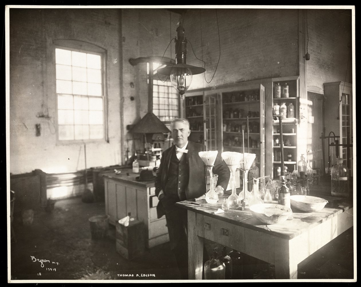 Thomas Edison i sitt laboratorium, 1920 (silvergelatintryck) av Byron Company