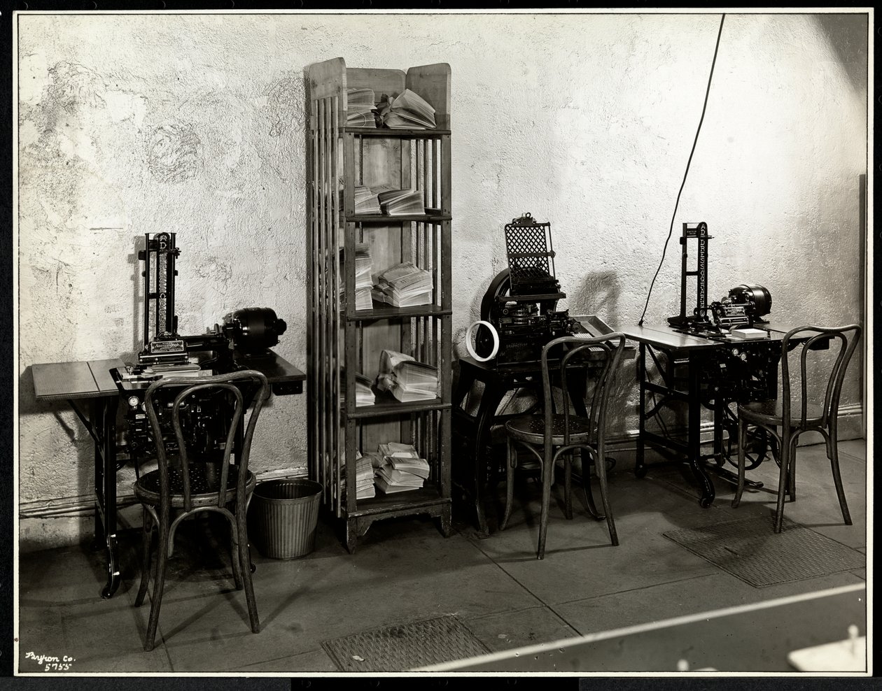 Tre adresseringsmaskiner på Carolyn Laundrys kontor på 111 East 128th Street, East Harlem, New York, 1929 (silvergelatintryck) av Byron Company
