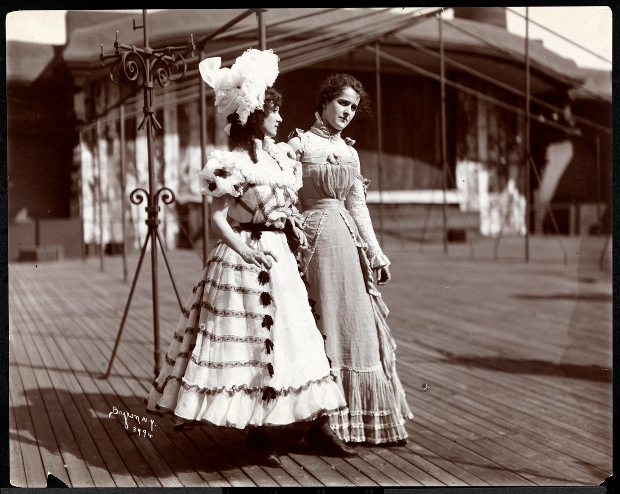 Två skådespelerskor i kostym repeterar på taket av vad som förmodligen är New York Theatre, New York, 1900 (silvergelatintryck) av Byron Company