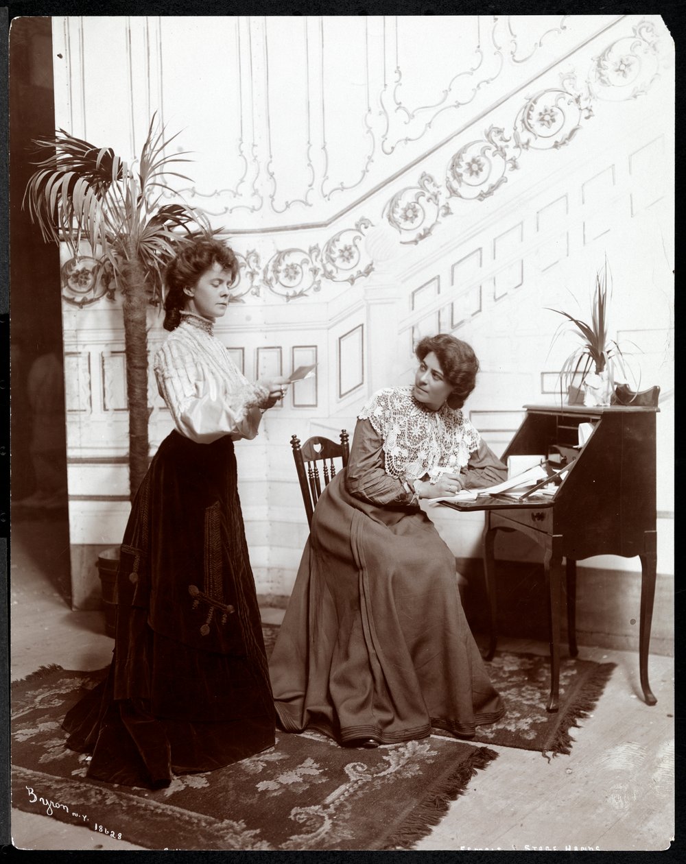 Två kvinnliga scenhänder på en scen, skådespeleri, New York, 1904 (silvergelatintryck) av Byron Company
