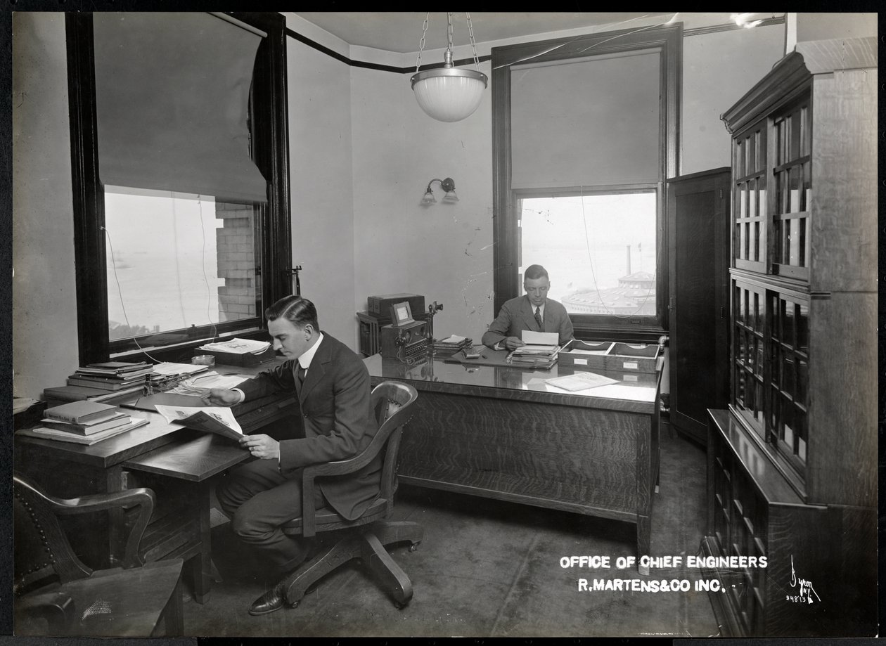 Två män på kontoret för chefsingenjörerna vid R. Martens und Co. Inc., New York, 1916 eller 1917 (silvergelatintryck) av Byron Company