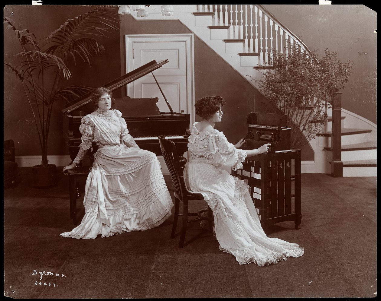 Två kvinnor med piano och inspelningsutrustning, 1907 (silvergelatintryck) av Byron Company
