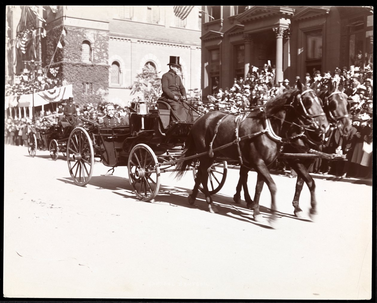 Vy av amiral Sampson i en vagn i Dewey-paraden på Fifth Avenue, New York, 1899 (silvergelatintryck) av Byron Company