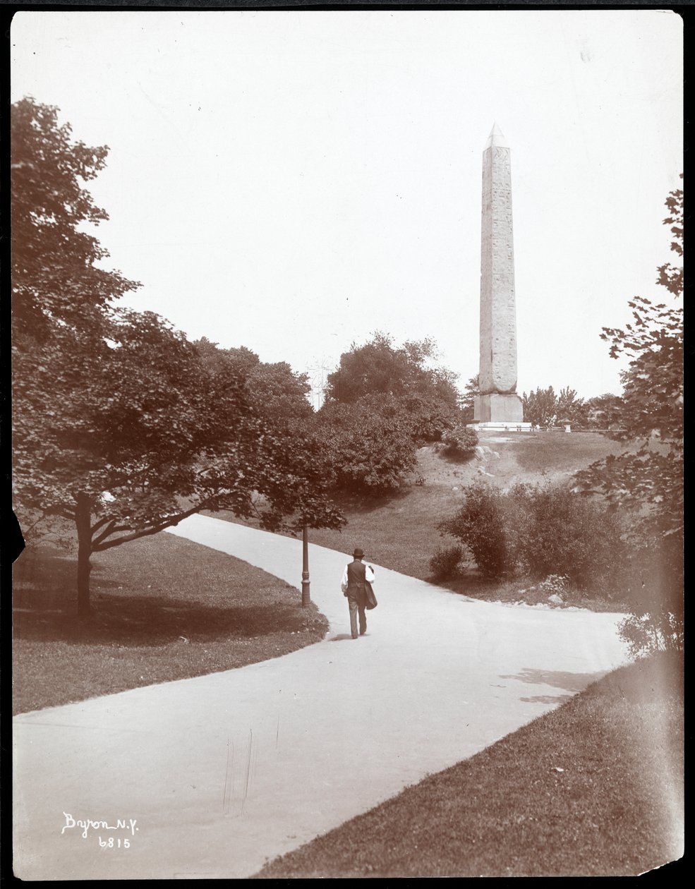 Utsikt över Cleopatras nål i Central Park, New York, 1899 (silvergelatintryck) av Byron Company