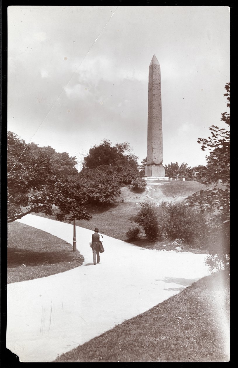 Utsikt över Cleopatras nål i Central Park, New York, 1899 (silvergelatintryck) av Byron Company