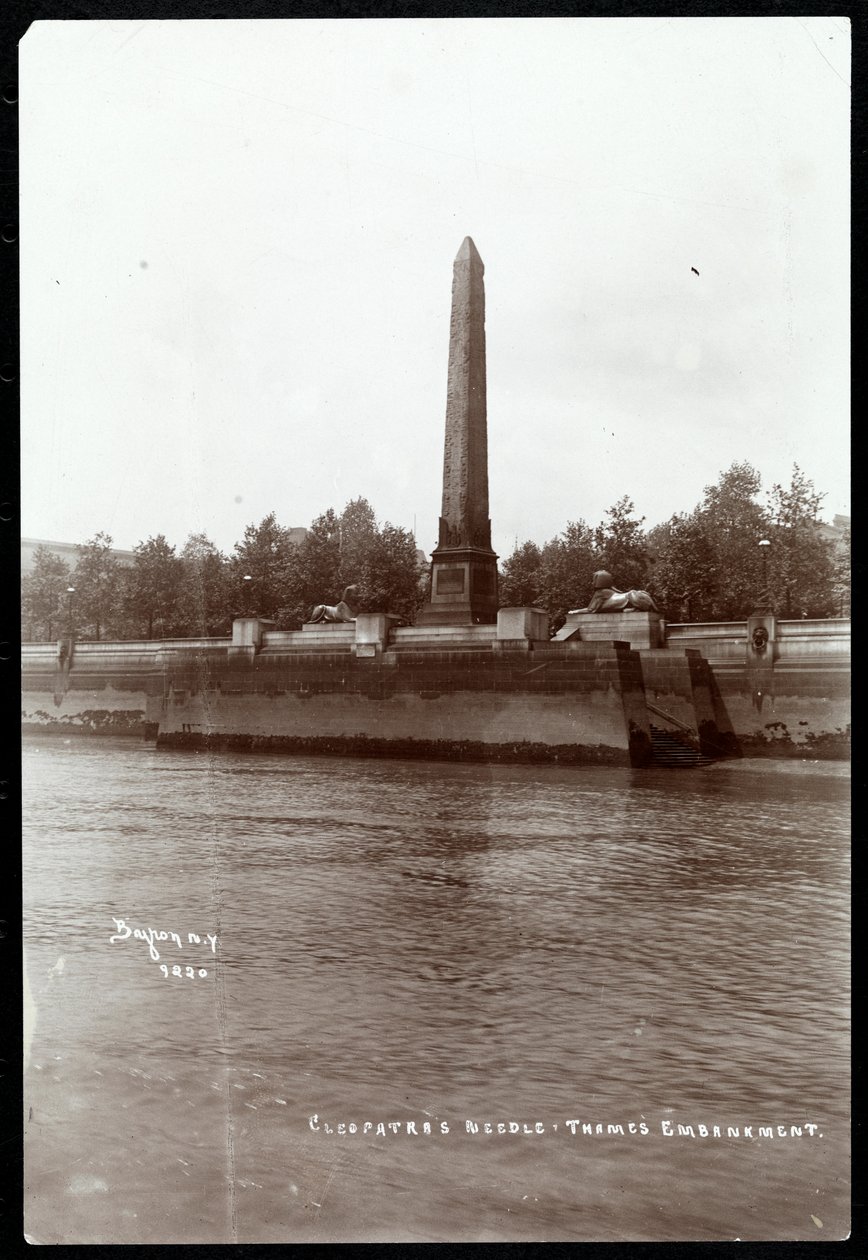 Vy över Cleopatras nål på Themsen Embankment, London, 1900 (silvergelatintryck) av Byron Company